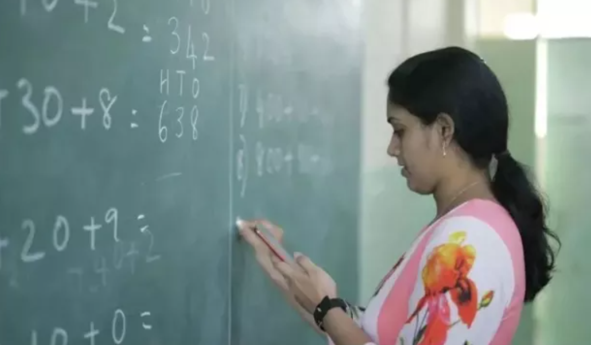 Teacher Vacancy Uttarakhand 2025 | बच्चों को पढ़ाती महिला शिक्षक